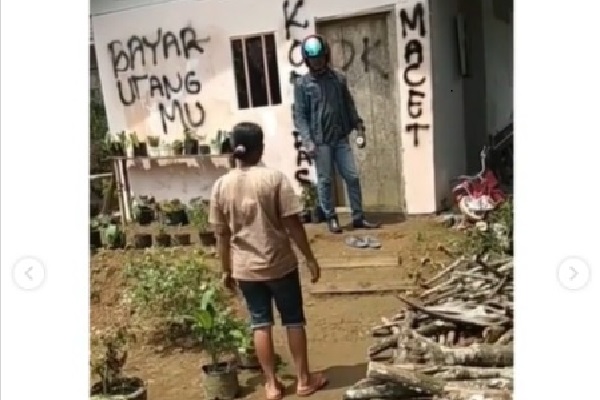 Viral! Lintah Darat Coret Tembok Rumah saat Tagih Utang