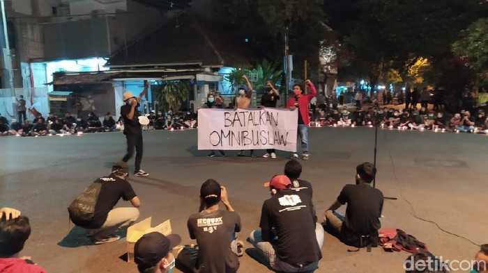 Aliansi Lamongan Melawan Tolak Omnibus Law Lewat Teatrikal Malam Hari