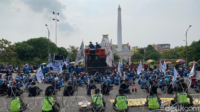 Tolak Omnibus Law, Massa Kembali Padati Kantor Gubernur Jatim