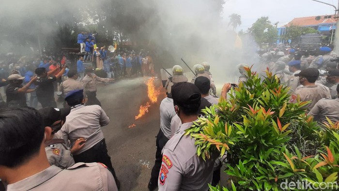 Demo Tolak Omnibus Law Berlanjut di Berbagai Kota, Ricuh di Situbondo
