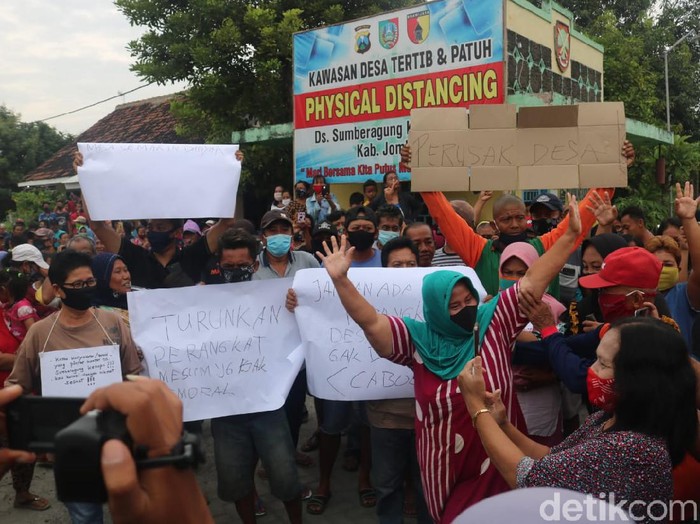 Diduga Berzina, 2 Perangkat Desa di Jombang Didemo Supaya Dicopot