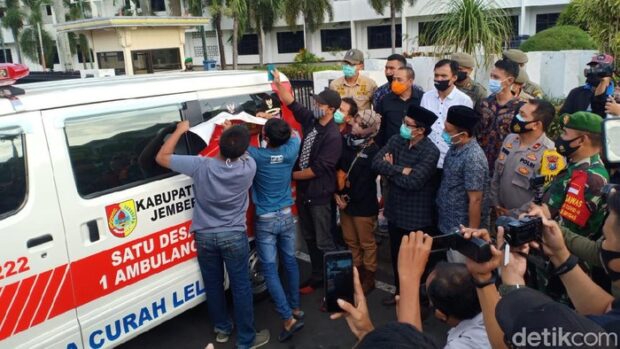 Gambar Bupati Faida di 248 Ambulans Desa Ditutup Logo Pemkab Jember