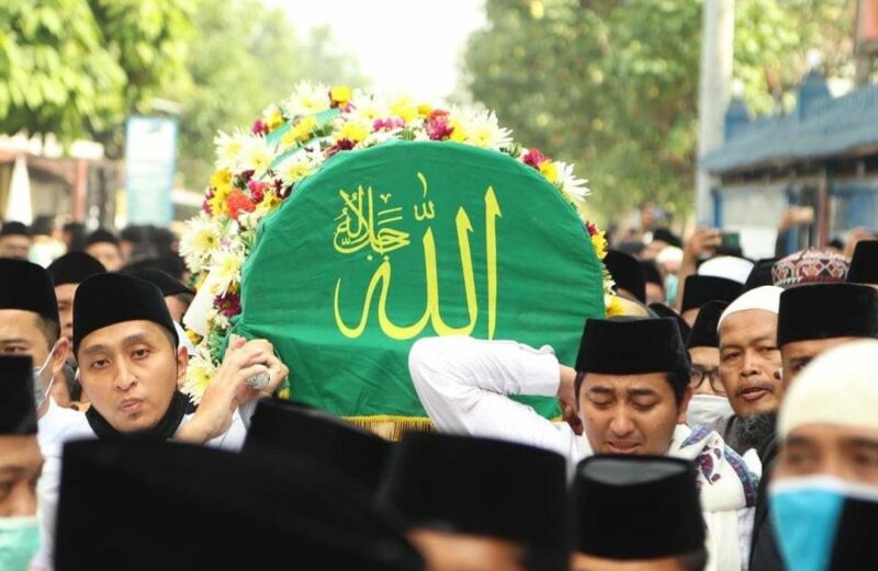 Ribuan Santri Pondok Gontor Iringi Pemakaman Jenazah Kiai Syukri