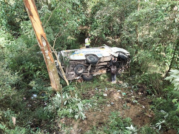 Minibus Wisatawan Terjun ke Jurang Sarangan 10 Meter, 1 Meninggal