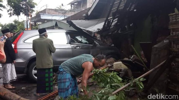 Pengemudi Kelelahan, Mobil C-RV Tabrak Rumah di Trenggalek