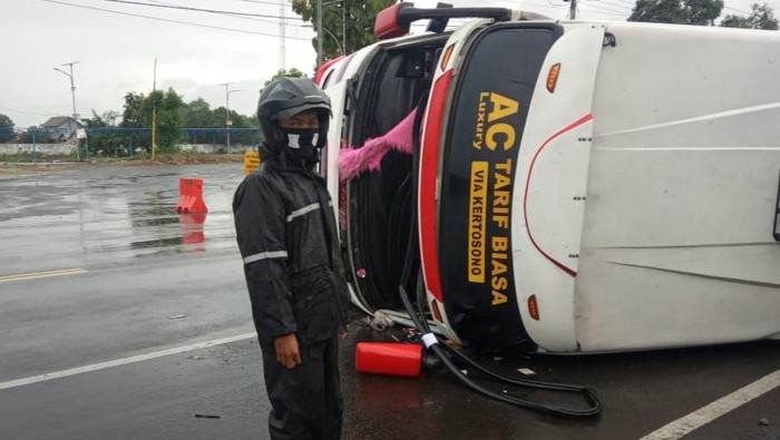 Bus Terguling di Tulungagung, 11 Penumpang Luka-Luka