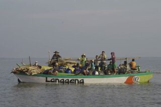 Warga terlibat dalam penanaman ratusan ribu mangrove melalui kegiatan padat karya di pesisir pantai Randuboto, Kecamatan Sidayu, Kabupaten Gresik, Rabu (28/10/2020). (Istimewa)