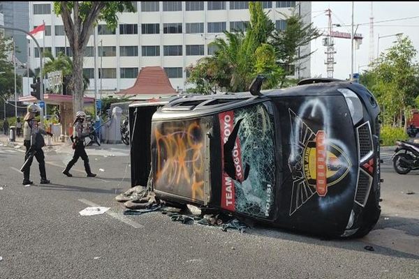 Pos Polisi Dibakar, Mobil Team Jogo Suroboyo Polda Jatim Digulingkan Massa