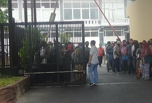 Antre di Polrestabes Surabaya, Orang Tua Jemput Anak yang Ditahan karena Demo