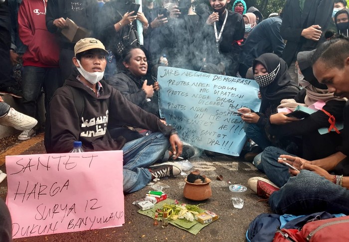 Dukun Santet  pun Ikut Demo Tolak Omnibus Law di Banyuwangi
