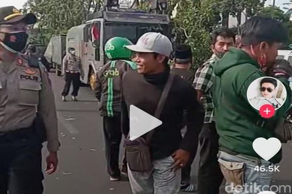 Viral, Polisi Traktir Pengendara Ojol saat Demo di Surabaya