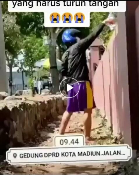 Aksi Nyeleneh Pria di Madiun, Tabur Bunga di Pagar Gedung DPRD