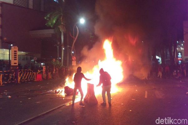 Massa Buruh dan Mahasiswa Bertahan di Depan Tunjungan Plaza Surabaya