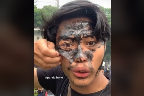 Demonstran Ini Bikin Tutorial Gunakan Masker, tapi Kok Aneh Ya?