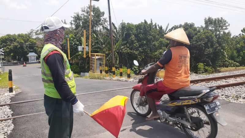 Sukarelawan Penjaga Perlintasan KA, Potret Pahlawan di Jalanan