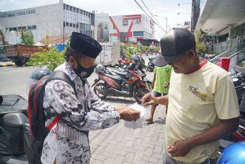 Peringati Hari Guru Nasional, Guru di Madiun Bagi-Bagi Masker