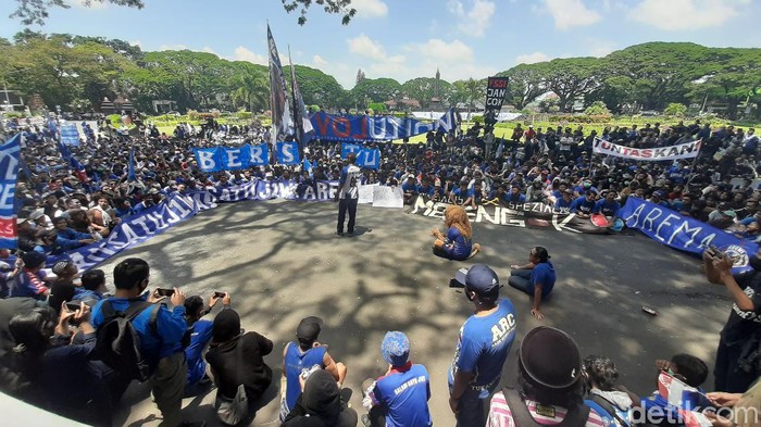 Selamatkan Yayasan Arema, Aremania Turun ke Jalan