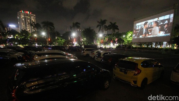 Warga Surabaya Kini Bisa Nonton Drive In Senja, “Layar Tancap” Versi Pandemi Covid-19