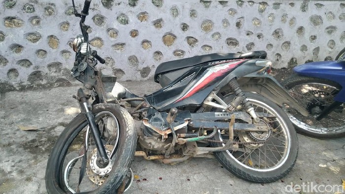 Berboncengan 3, Pemotor Tabrak Pikap, 2 Orang Meninggal