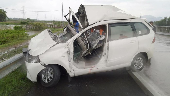 Ngebut dan Tabrak Truk di Tol Nganjuk, Pengemudi Avanza Meninggal