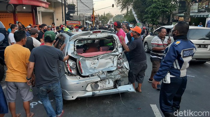 Diduga Rem Blong, Truk Fuso Sebabkan 8 Kendaraan Kecelakaan Karambol di Batu