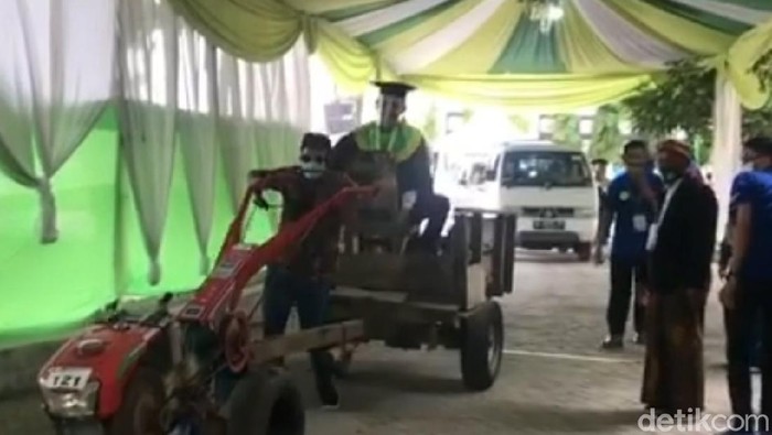 Wisuda Drive Thru, Mahasiswa IAIN Tulungagung Naik Traktor