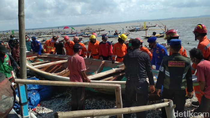 Pesisir Kenjeran Surabaya Diterjang Ombak Besar, 59 Perahu Rusak