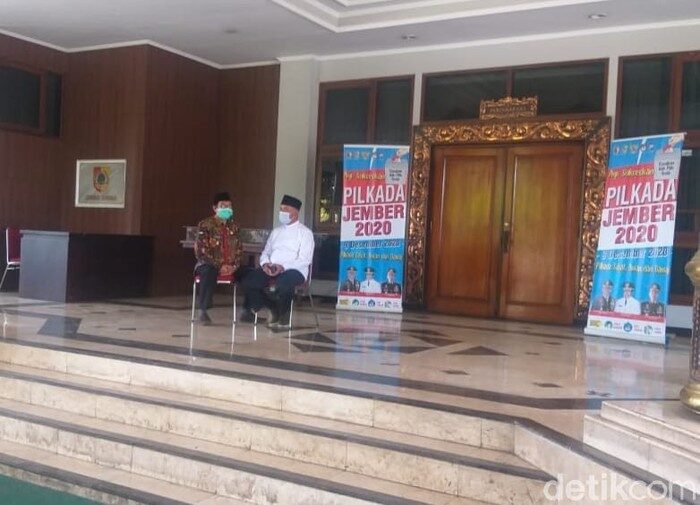 Gara-Gara Pendapa Terkunci, Plt Bupati Jember Sambut Kapolres Baru di Teras