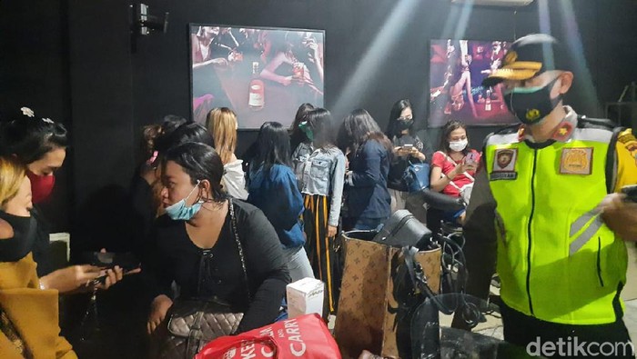 21 LC dan 18 Pria Diciduk saat Razia Tempat Karaoke di Surabaya