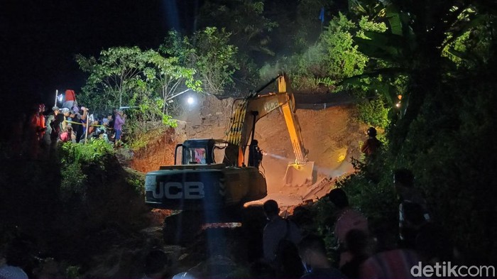 Perbukitan di Tulungagung Longsor, Penambang Batu Tertimbun