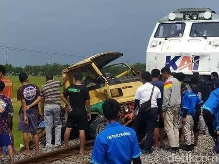 Tertabrak KA di Jombang, Truk Terbelah, Sopir dan Kernet Meninggal