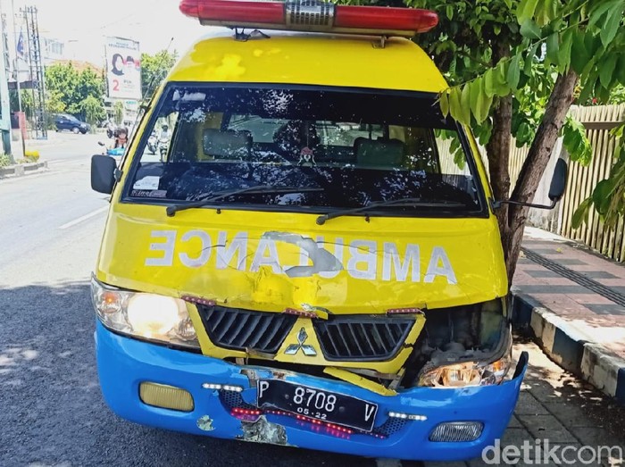 Bawa Pasien Covid-19, Ambulans di Banyuwangi Tabrak Polisi