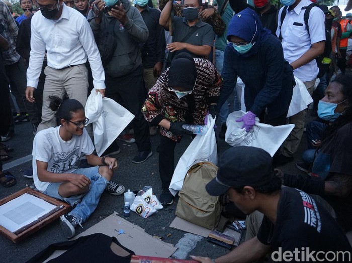 Wow! Wali Kota Risma Tembus Massa Demonstran untuk Punguti Sampah