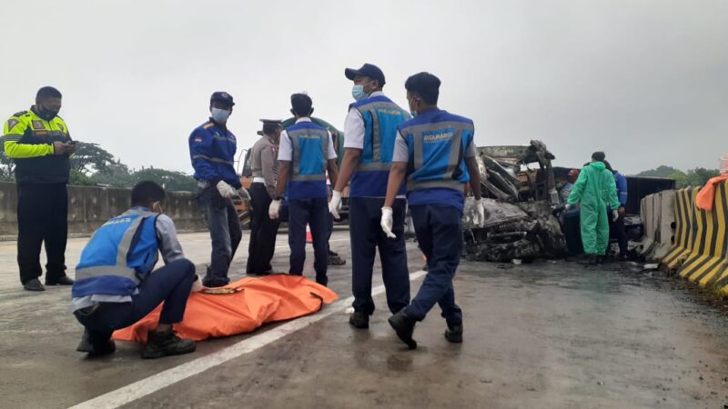 Usai Tabrak Truk, Mobil Elf Terbakar di Tol Madiun-Nganjuk Sebabkan 3 Orang Tewas