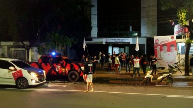 Brak! Begini Detik-Detik Ratusan Orang Serbu Markas TMP Surabaya