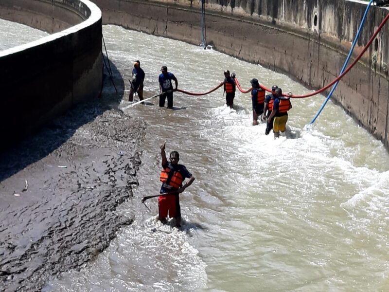 Menghambat Aliran Air, Sedimentasi di Dam Jati Dibersihkan