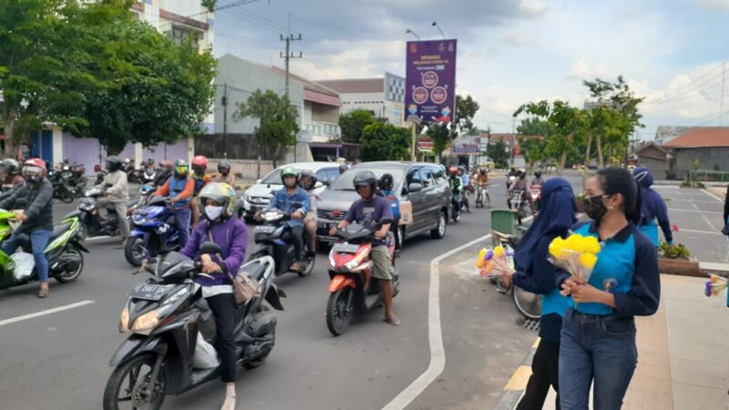 Peringati Hari Ibu, Mahasiswa Unipma Bagikan Bunga dari Sampah Plastik