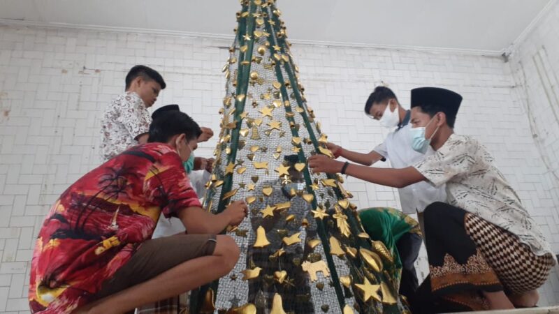 Indahnya Toleransi, Pemuda Muslim Bantu Hias Pohon Natal di Madiun