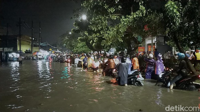 Hujan 2 Jam, Sejumlah Kawasan di Surabaya Kebanjiran