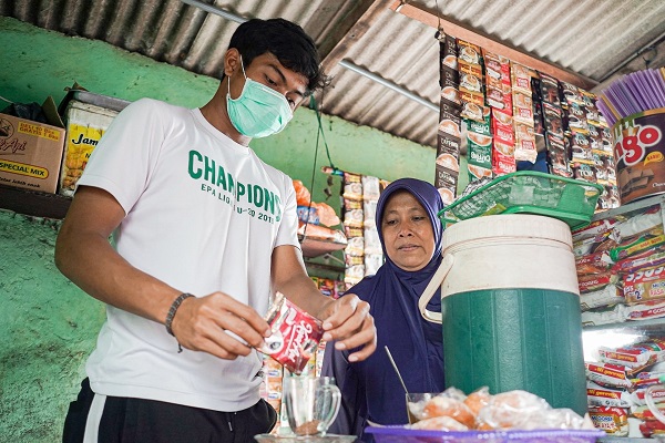 Kisah Pemain Persebaya Andhika Ramadhani yang Selalu Bantu Ibu Jaga Warung Kopi