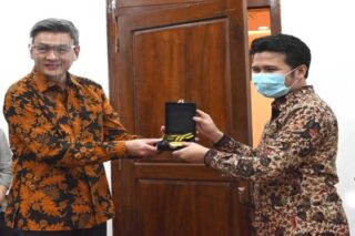 Wakil Gubernur Jawa Timur Emil Dardak (kanan) menyambut dan beraudiensi dengan para finalis DSC XI di Gedung Negara Grahadi, Surabaya, Kamis (10/11/2020). (istimewa)