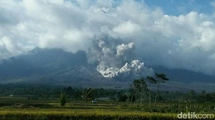 Awas! Gunung Semeru Kembali Luncurkan Awan Panas 3,5 Km