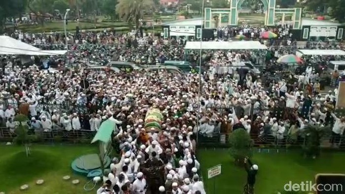 Ribuan Orang Hadiri Pemakaman Habib Hasan Pasuruan, Ini Kata Satgas dan Polisi