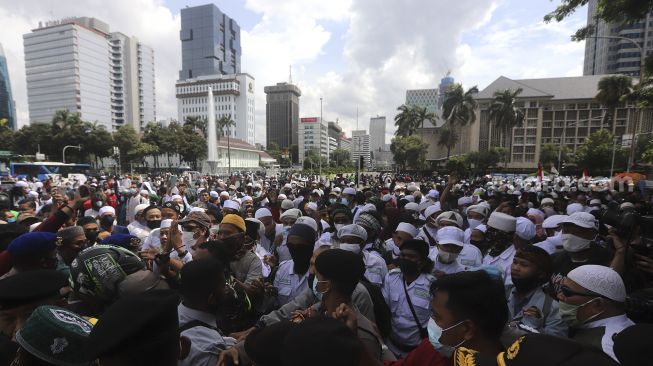 Dua Polisi Ditusuk dan Dibacok saat Bubarkan Massa 1812