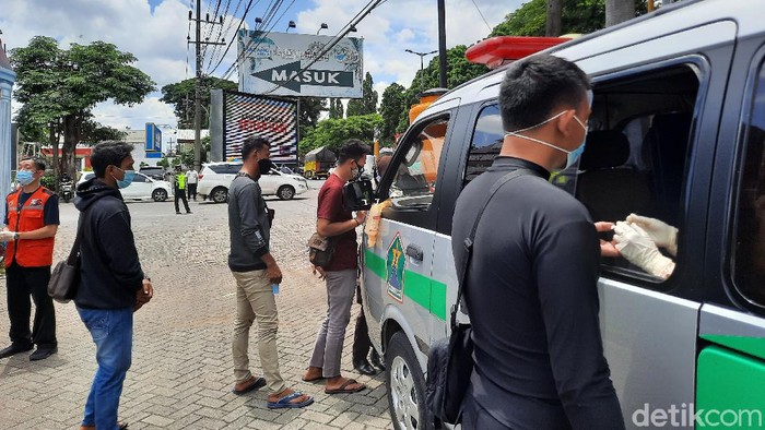 Masuk Kota Malang, Pengemudi dan Penumpang Mobil Pelat Luar Kota Harus Rapid Test