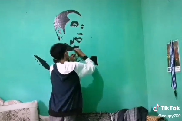 Cuma Modal Lakban, Pria Ini Bisa Bikin Lukisan Estetik Wajah Jokowi