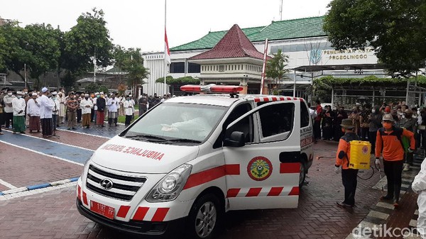 Penuh Haru, Wakil Wali Kota Probolinggo Positif Covid-19 Dimakamkan