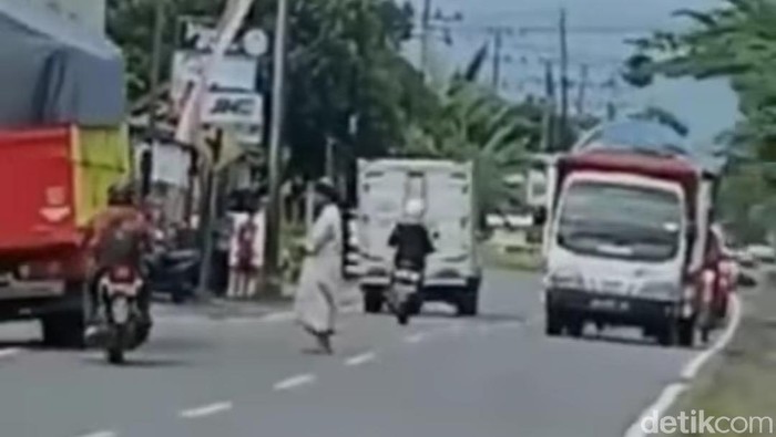 Heboh! Pria Bergamis Salat di Tengah Jalan Banyuwangi