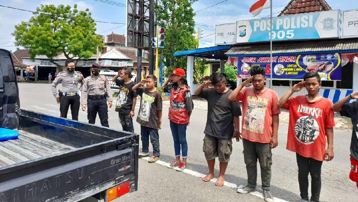 Langgar Prokes, Anak Punk di Ponorogo Dihukum Push Up dan Hormat Bendera