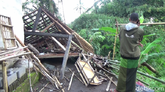 Diterjang Angin Kencang, Puluhan Rumah di Lumajang Rusak